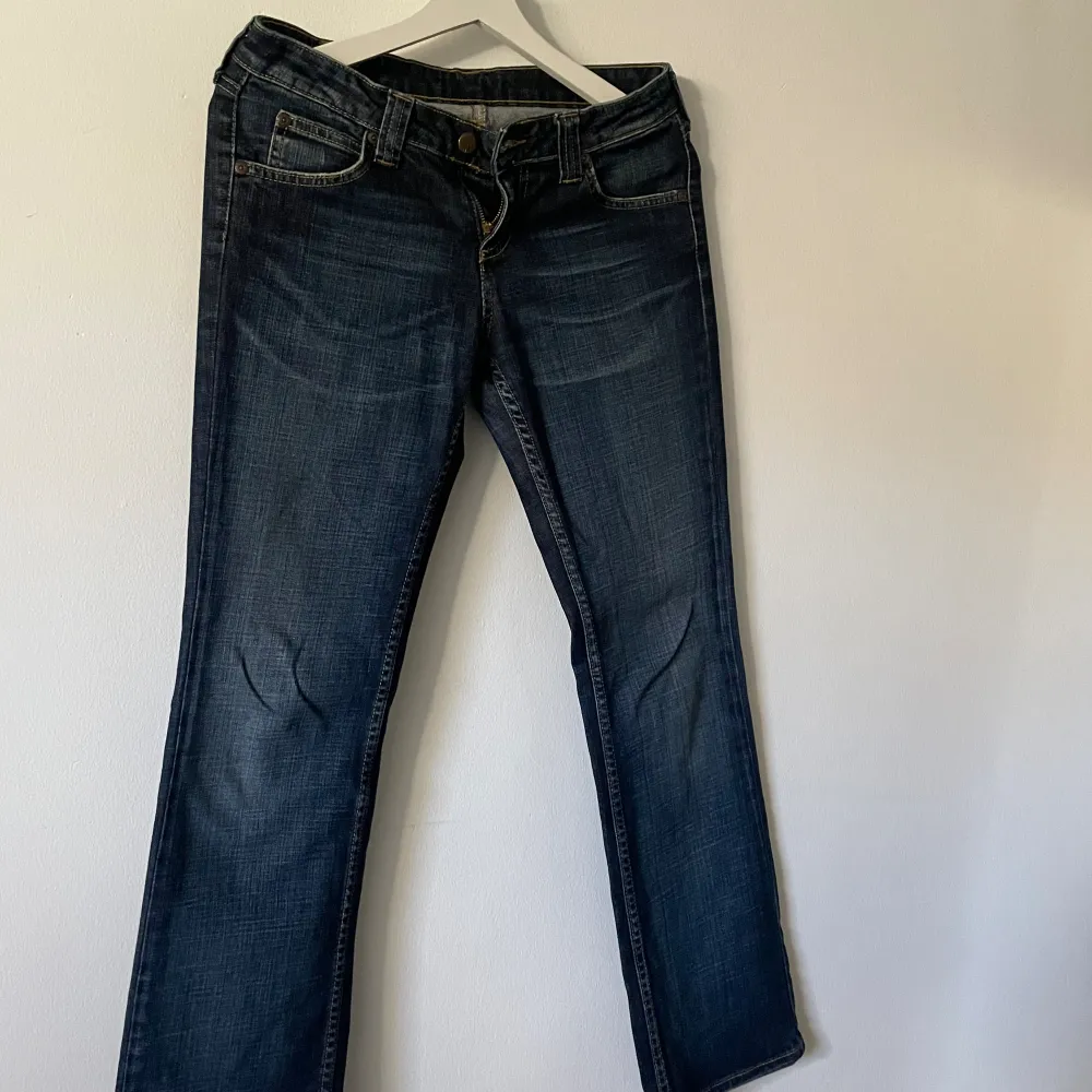 Snygga jeans från Lee men måste tyvärr sälja då de är för korta för mig Är lite osäker på storlek mer än W29 L31  Men det är bara skriva privat för mått!❣️. Jeans & Byxor.