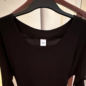POP gravidtröja med rynkor i sidan i fint skick.  - I mycket fint skick. 