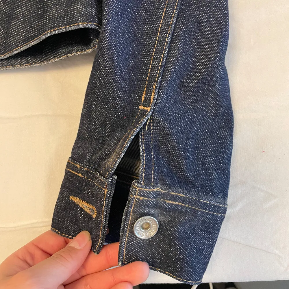 Mörkblå jeans jacka från Dkny Jeans i stolek XS. Aldrig använt. Ny skick!. Jackor.