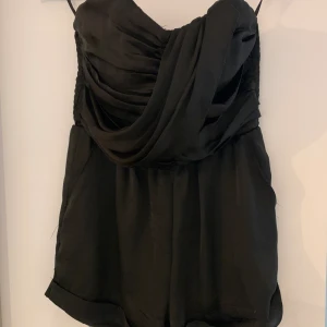 Svart byxdress - Cool unik axelbandslös byxdress Köpt i Australien  Bekväm med resår bak och toppen har en del stöd 