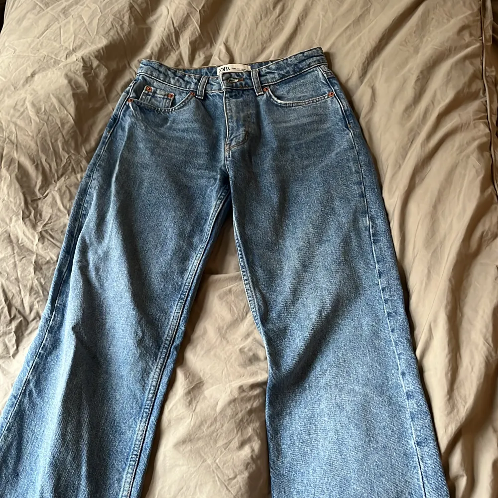 Blå medelhöga raka jeans från zara storlek 34.. Jeans & Byxor.