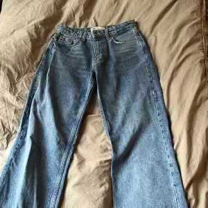 Blå medelhöga raka jeans från zara storlek 34.