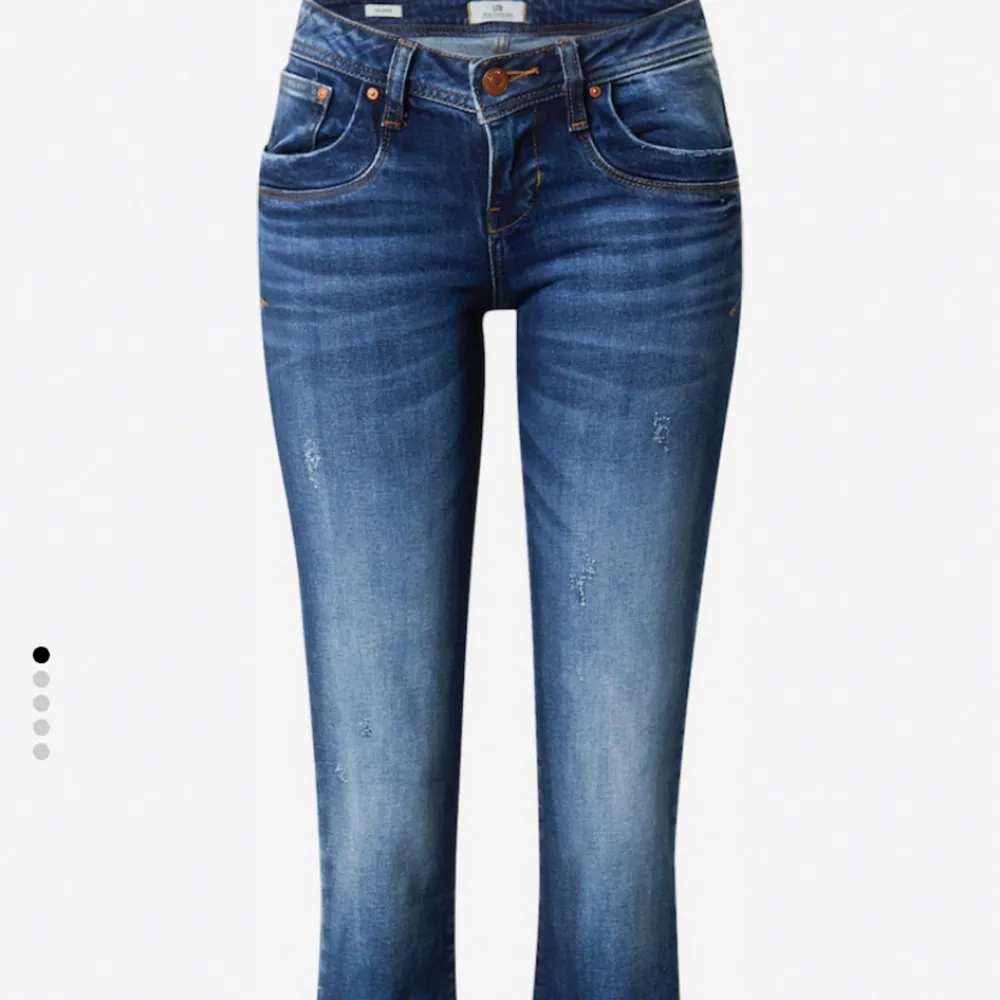 säljer dessa ltb jeans igen eftersom förra säljaren va oseriös 💓💓 nypris 900 säljer för 425🥰 kontakta ifall frågor . Jeans & Byxor.
