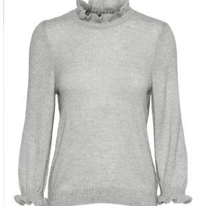 3/4 stickad tröja - Supergullig stickad trekvartsärmad tröja från Vero Moda. Aldrig använd då den är för liten för mig, alltså inga defekter💗 Nypris 350 kr