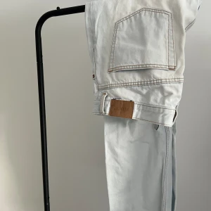 Weekday Jeans ”Space” - Tja, Säljer dessa sjukt snygga jeans från Weekday. Kommer i en ”vitblå” färg med galet skön passform. Skick är nästintill nytt då de är sparsamt använda. Storlek 31/32 och passar mig på 180cm perfekt!  Hör av er!