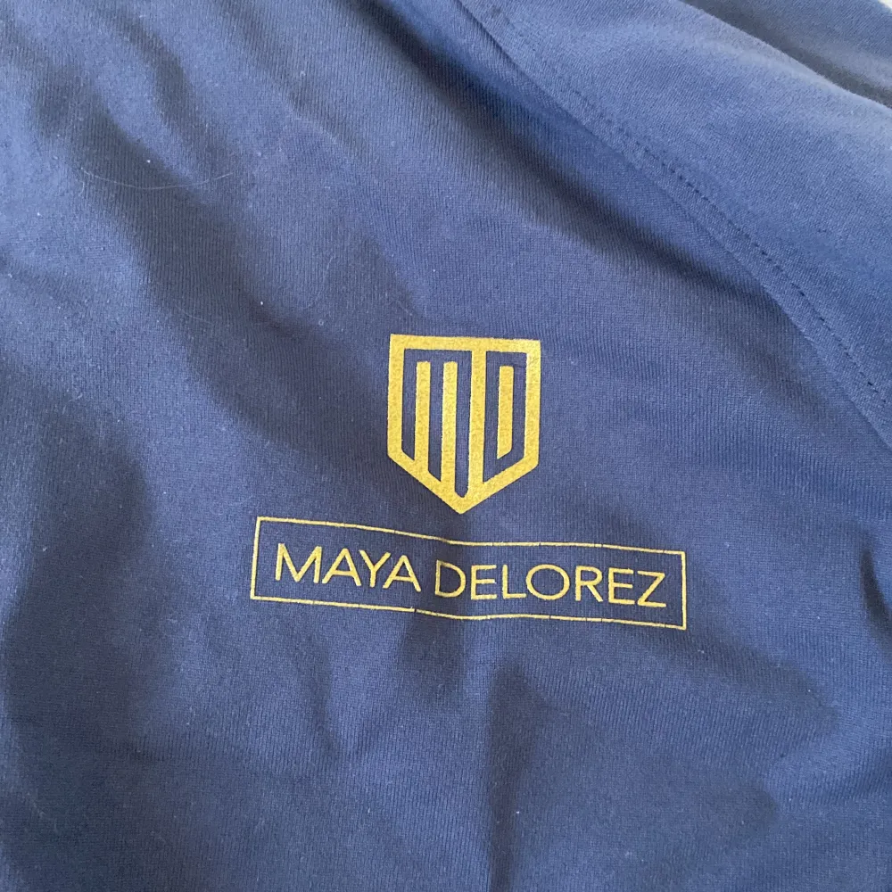 Säljer superfin Maya delorez tröja, den är grå och i storlek xs. Super skön och snygga tt rida i eller bara ha på sig. Bra skick! 😍inköpt för 800kr men säljes för 500kr kan tänka mig att sänka pris dock.  . Hoodies.