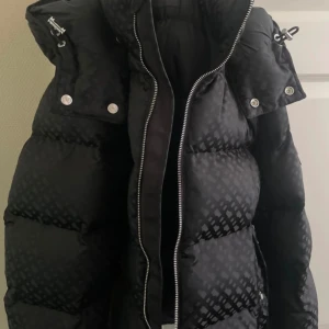 Boss - Säljes pga ingen användning, använd ett fåtal gånger. Köpt på room1006 för 5100kr. Pris kan diskuteras vid snabb affär.