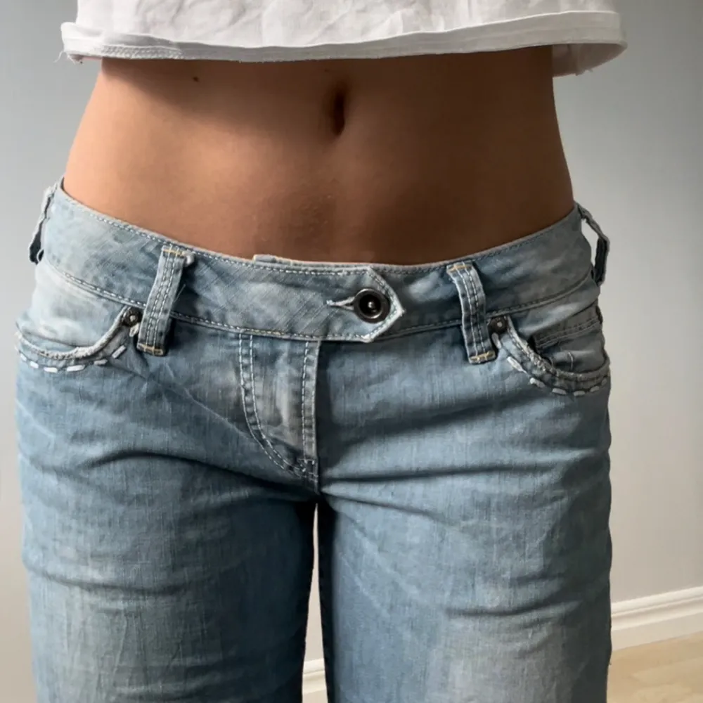 Midjemått tvärsöver 38cm och Innerbenslängd 78cm💓. Jeans & Byxor.