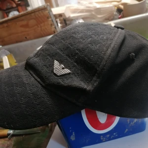 Giorgio armani keps - Äkta och vintage. Billigare vid snabb och smidig affär. 