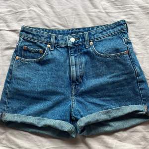 Söta jeansshorts nu till sommaren, säljer då dom har blivit lite för små🩷 Jag har vikit upp dom ett par varv, de går alltså att vika ut o ha längre ner💓