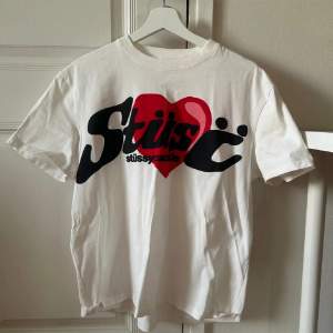Säljer stussy x cpfm heart t-shirt som inte kommer till användning. Är precis som ny. Nypris: runt 1500. Priset går att diskuteras
