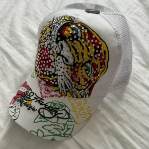 Ed Hardy keps - onesize, lite oklart om den är riktig då jag fick den av en kompis för några år sen. pris kan diskuteras. 