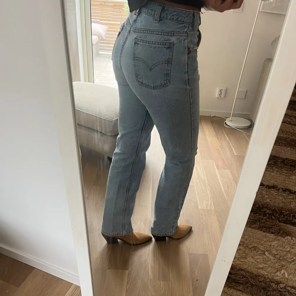 Vintage Levi's jeans med slitningar i bak! Stl 31/32 men skulle säga att dom är små i storlek. Jag är vanligtvis en S/M på byxor. . Jeans & Byxor.