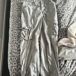 Cargobyxor  - Säljer Cargobyxor ifrån Gina Tricot då dem inte kommer till användning längre. Endast använda vid fåtal tillfällen, men supersköna och fin grå färg! Storlek 38, liknar S/M!  