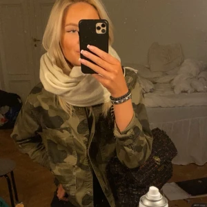 Camojacka - Camojacka från hollister! Fint skick strl S