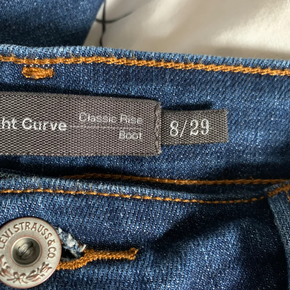 Supersnygga vintage levi’s i nyskick, inga defekter! De är lågmidjade och bootcut❤️. Jeans & Byxor.