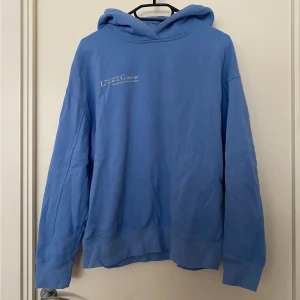Hoodie - En ljusblå hoodie från New Yorker i storlek M