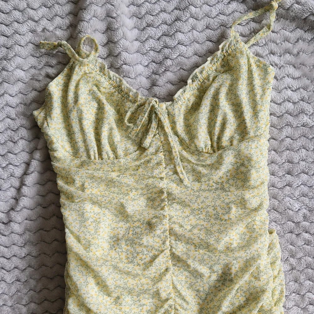 En tight klänning från H&M som inte är använd. Kan använda den till stranden eller till att känna sig som en skönhet 💗 Passar XS, S och kanske till och med M. Köpt för 250. Klänningar.