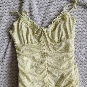 En tight klänning från H&M som inte är använd. Kan använda den till stranden eller till att känna sig som en skönhet 💗 Passar XS, S och kanske till och med M. Köpt för 250