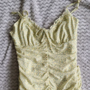 Tight Klänning - En tight klänning från H&M som inte är använd. Kan använda den till stranden eller till att känna sig som en skönhet 💗 Passar XS, S och kanske till och med M. Köpt för 250