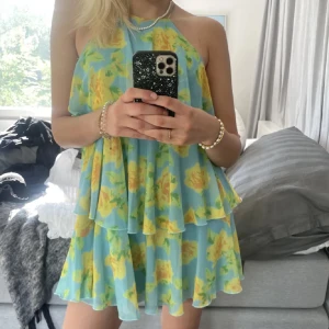 Klänning från zara - Superfin! Använd en gång, så den är i nyskick💚💛💙