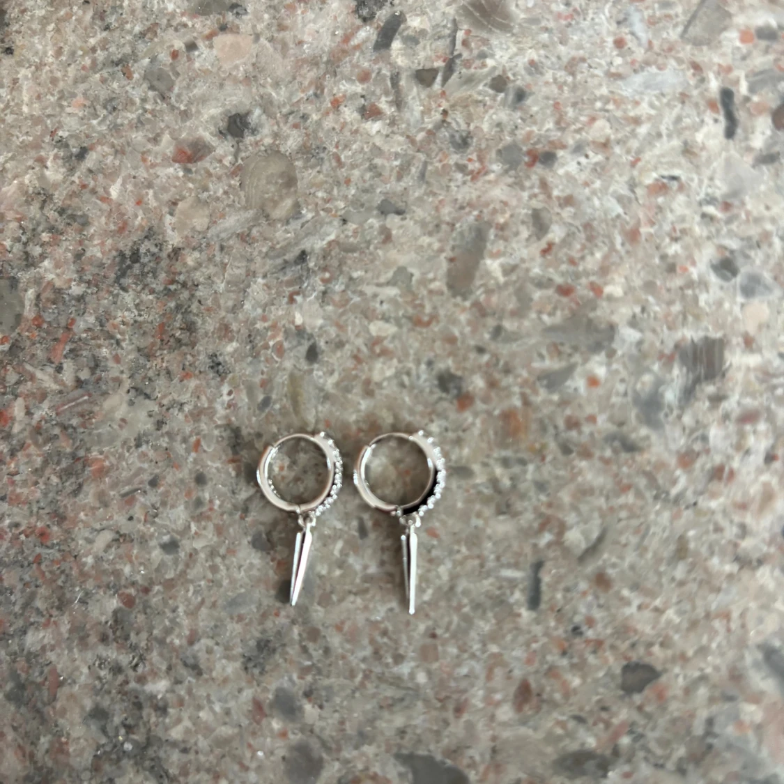 Spike örhängen silver  - 90