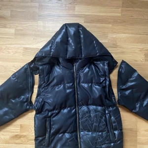 Jacka med avtagbara ärmar och luva - Säljer denna jacka från instagram kontot vicinity_de i storlek M som inte säljs längre. Väldigt sparsamt använd och skicket är 8/10. Pris kan diskuteras. Hör av er för fler frågor och funderingar! 