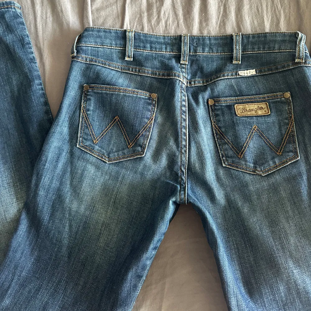 Jeans frång Wrangler, säljer då de inte riktigt passade mig💕midjemått: 28 (39cm rakt över), Innerbenslängd: 80cm, passar mig bra som är 165🫶 (andra bilder än lånad från förra säljaren) . Jeans & Byxor.