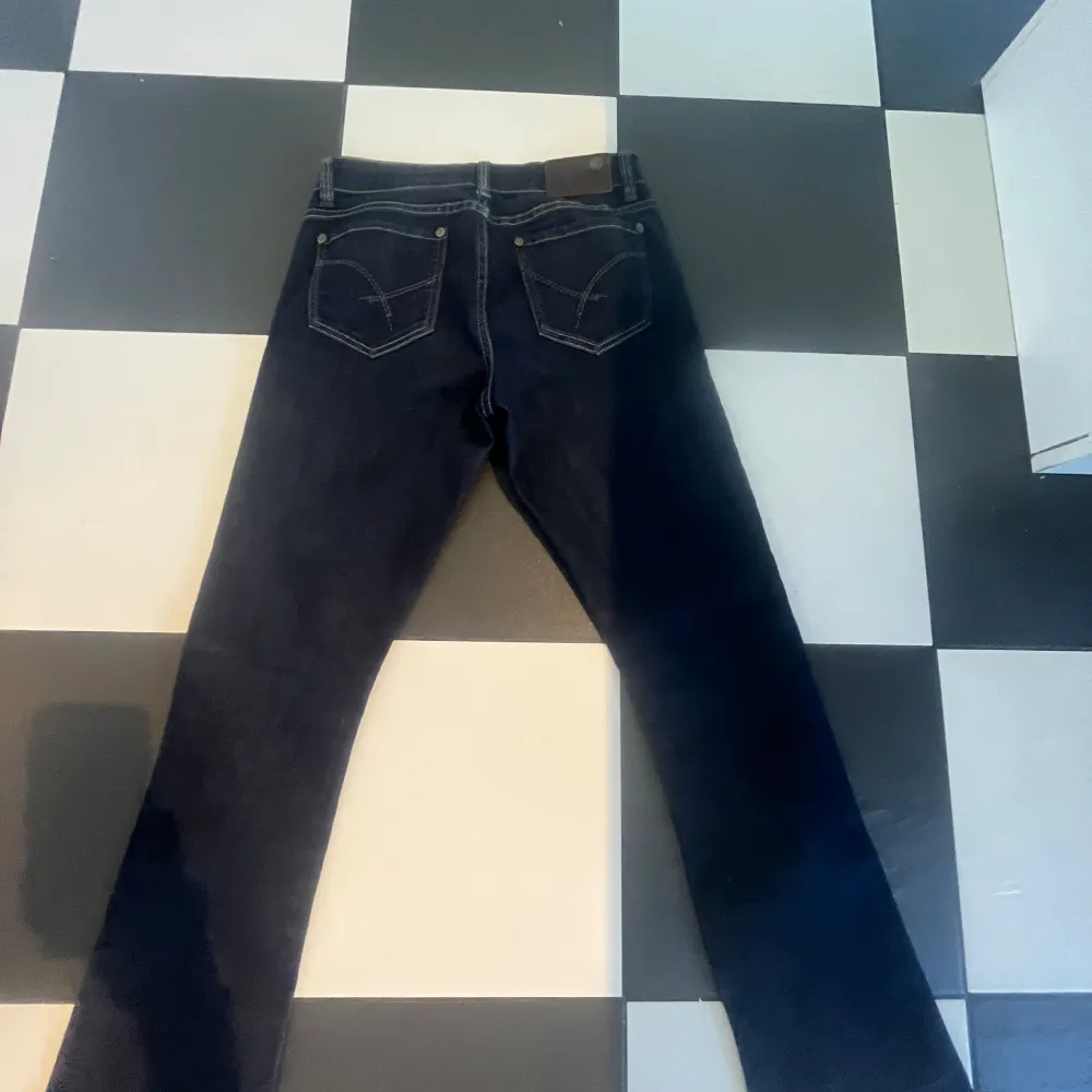Jag är 159 cm lång och bär i vanliga fall strl 34/36 i jeans!🥰 Dessa var lite korta innan så jag har sprätt upp jeansen nertill för att förlänga de! . Jeans & Byxor.