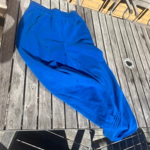 Mjukis  - Säljer dessa mjukisbyxor från bikbok Färg klar blå Strl s Pris (bara byxor) 80kr Pris (set) 140kr💙