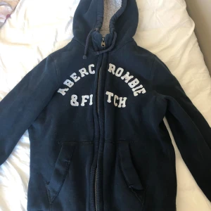 Abercrombie & Fitch hoodie  - Storlek S men passar även M, köpt har på Plick för 100 kr. Säljer den pågrund av att den var för stor för mig som vanligtvis har storleken Xs/Xxs