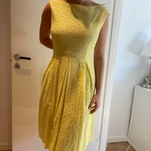 Gul sommarklänning 🤭🌻 - Mk Stockholm LM, storlek 38, nypris 1100kr 🌻🫧 