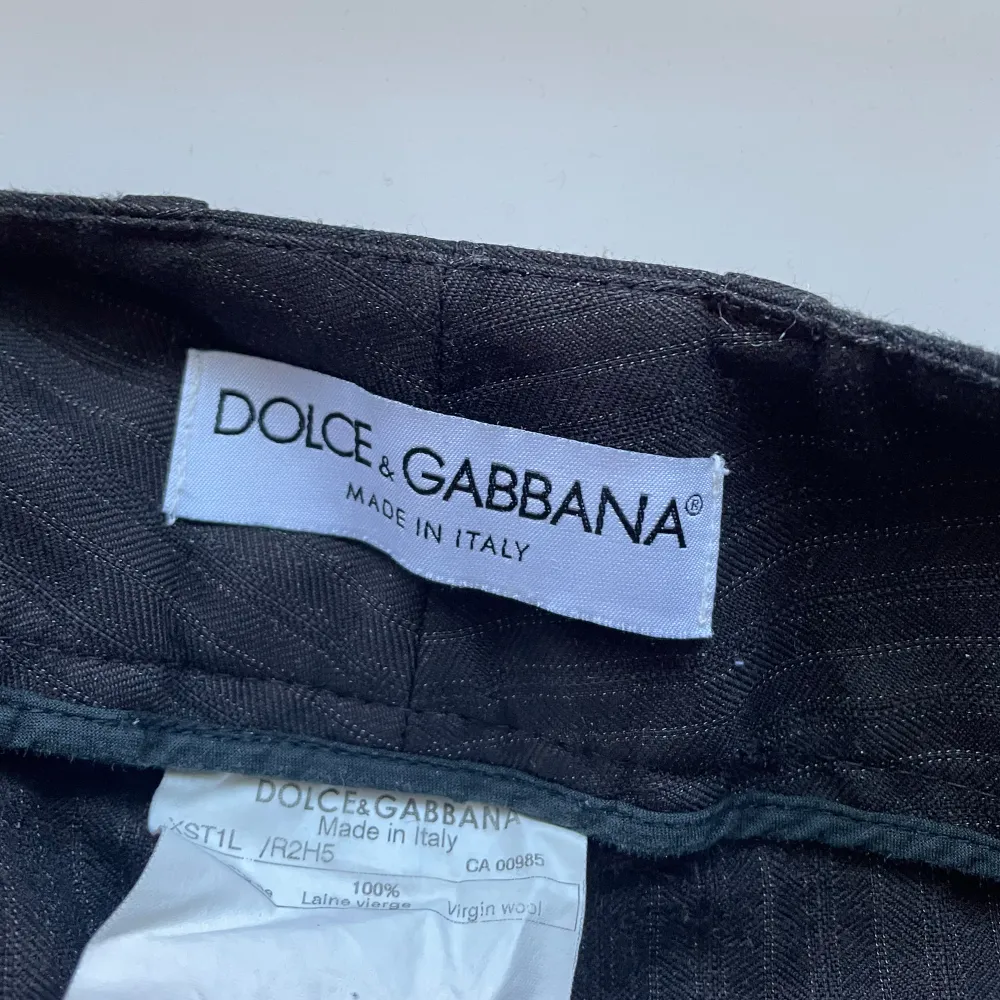Så snygga kostymbyxor från dolce Gabbana. Köpta i andra hand men i jättefint skick! Midjemåttet är 38 cm och innerbenslängden 74 cm (finns dock möjlighet att sprätta upp 5 cm till om man vill utan att det syns!)  Pris kan diskuteras vid snabb affär!. Jeans & Byxor.