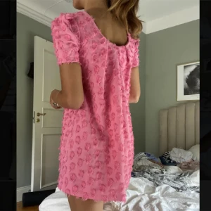 Super söt klänning! - Den sötaste och finaste klänningen till sommaren!! Säljer då den va lite för liten för mig. 
