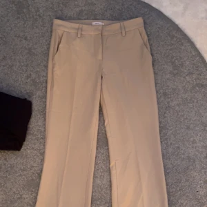 kostymbyxor - säljer mina lågmidjade beige kostymbyxor från nelly, fint skick! Passar mig som är 164 lång💖