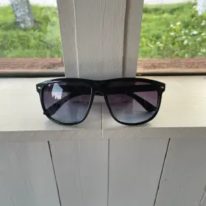 Riktigt feta solbrillor som är identiska med Rayban boyfriend. Perfekta nu till sommaren. Priset kan diskuteras!