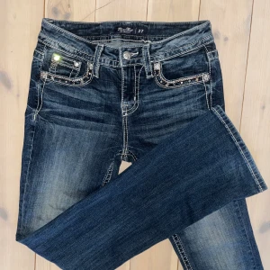 Miss me jeans - Säljer skitsnygga lågmidjade MissMe jeans💕 storlek w27. säljs för att dom är lite för långa i benen för mig💕 Dom är begagnade men få tecken på användning, jättebra kvalite🎀