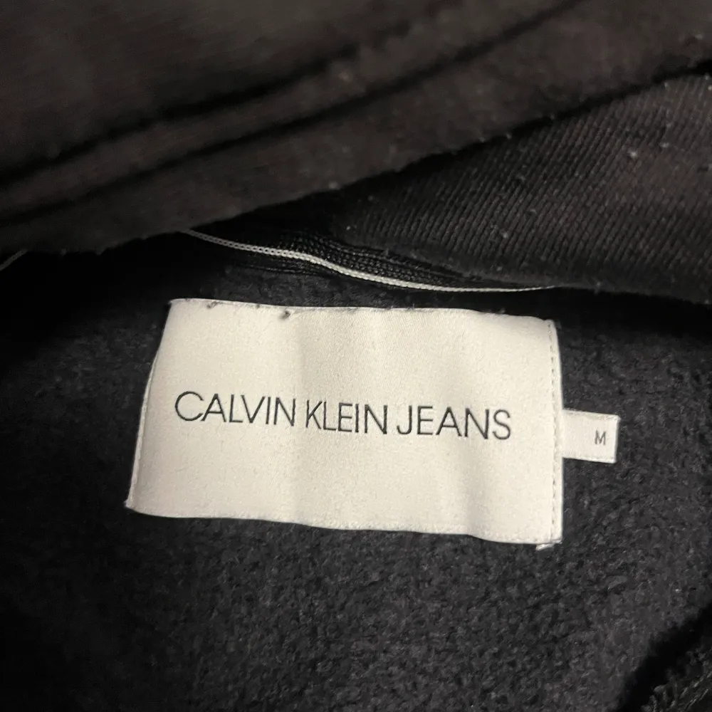 Säljer denna hoodie från Calvin Klein i storlek M. Använd fåtalgånger och därför bra skick!. Hoodies.