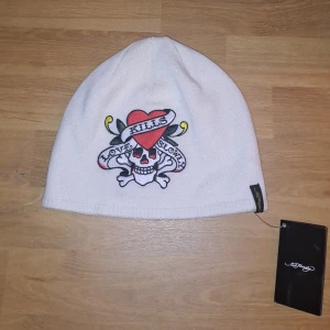 Ed Harry mössa - Mössan är helt oanvänd. (PRISET KAN DISKUTERAS) Den har inte fått någon amvänding för att jag inte passar i mössor.