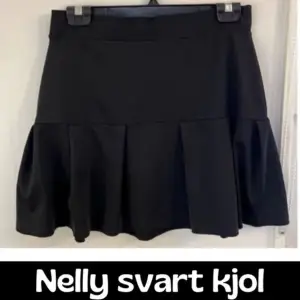 Svart kjol från Nelly i storlek 38/medium. Nyskick. 💕  Skriv gärna ett omdöme efter ni köpt något. Uppskattas jättemycket. 🥰