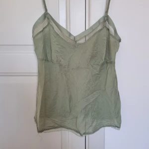 Grönt linne  - Grönt sommar linne med spetts i bra skick 