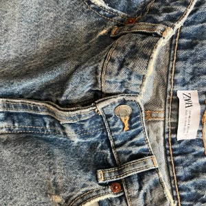 zara shorts  - nästan helt oanvända zara jeans shorts. AS SNYGGA till sommarn. 💕💕💕💕 ( Pris går att diskuteras!!!!! )