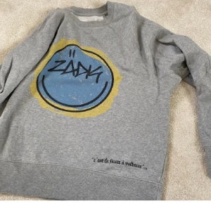  Zadig Sweatshirt - Jättenice som jag köpte för två år sedan, från Zadigs smiley collection i deras Sthlms butik. Inte speciellt använd, nyskick. Jättenajs till typ shorts nu i sommar