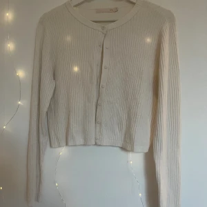 Vit kofta - Supersöt vit kofta i storlek S från H&M. Jättemysig och perfekt till sommaren. 🌸