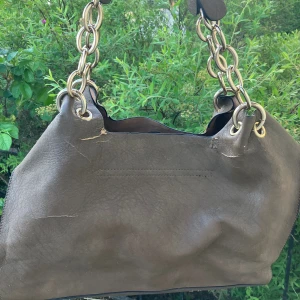 Brun väska vintage - Välanvänd men fin. Köpt på lyxig vintageaffär.