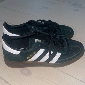 Adidas samba - Adidas handball spezial -inköpta i våras men oanvända -mörkgrön/svart med mörkbrun sula  Strl 38/39 Möta helst upp i Östermalm/vasastan