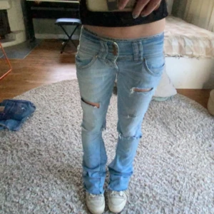Low waist jeans - Säljer mina jeans som jag har sytt bootcut själv då jag behöver pengar😃Dem har ett liiitet hål där jag har sytt ut själv men annars är det väldigt bra sytt och men märker nästan inte det. Midjemåttet är ca 76cm runt och innerbenslängden är ca 77cm❤️