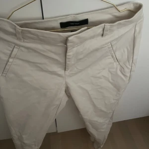 Vita kostymbyxor  - Vita kostymbyxor från Vero Moda  Strl M