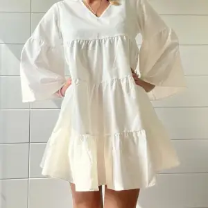 Super söt vit volnagklänning från Boohoo ganska kort. Använd endast en gång strl 36💕💕passar perfekt till studenten!!