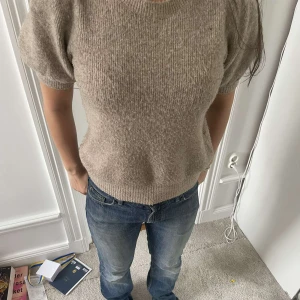 Stickad T-shirt  - Säljer denna stickade puffärmade T-shirten från vero Moda som inte längre kommer till användning 